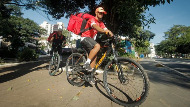 Entregadores ciclistas vão receber kit segurança e qualificação profissional do GDF