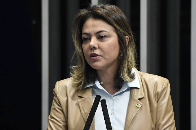 Leila Barros se diz contra o Orçamento Secreto aprovado pelo Senado