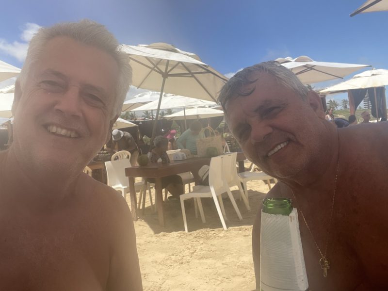 Rivais em 2018, Rollemberg e Fraga curtem praia juntos