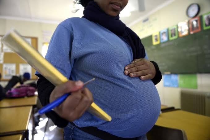 É lei: instituições de ensino públicas e privadas devem comunicar casos de gravidez de alunas menores de 14 anos