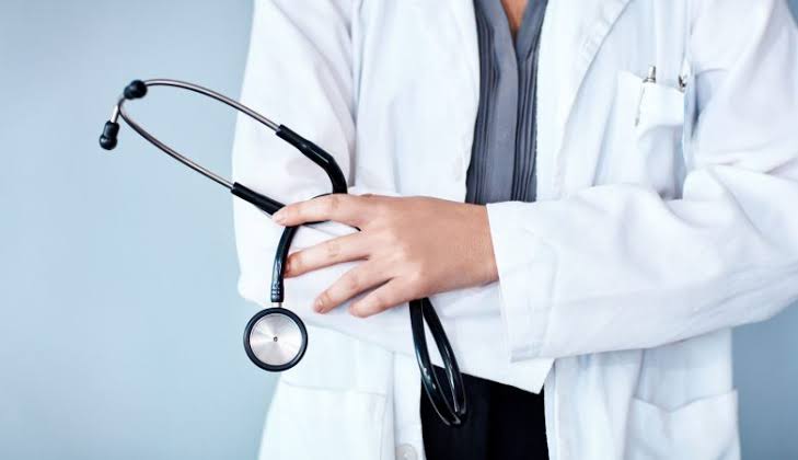 Publicado edital para contratação temporária de 100 médicos para reforçar atendimento na saúde