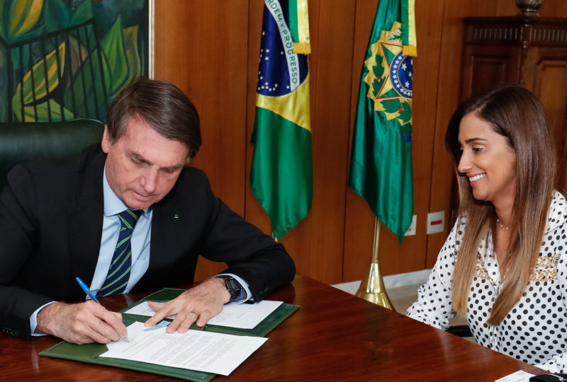 Bolsonaro confirma Flávia Arruda como candidata ao Senado