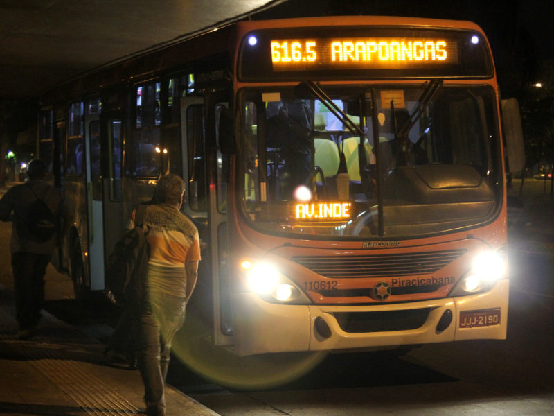 Lei garante que ônibus poderão deixar passageiros fora das paradas a partir de 21h